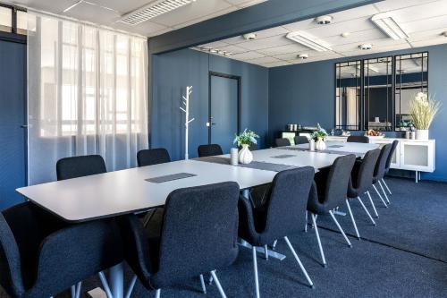 a meeting room with a long table and chairs at Hotel Statt Söderhamn by First Hotels in Söderhamn