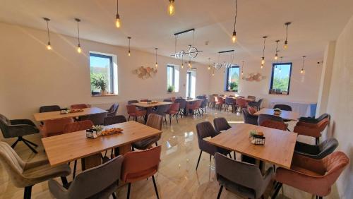 a restaurant with wooden tables and chairs in a room at La Chambre in Ineu