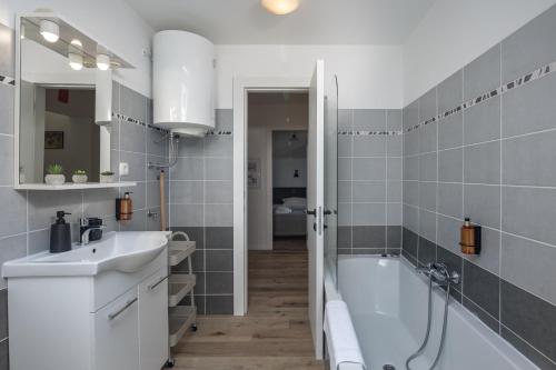 Kúpeľňa v ubytovaní Holiday Home Kvarner with private heated pool