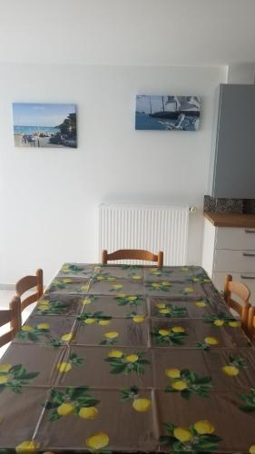 - une salle à manger avec une table et une couverture dans l'établissement Ville à la mer, à Cancale