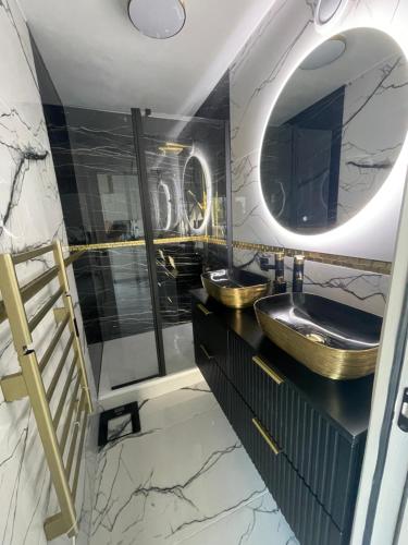 une salle de bain avec deux lavabos et un miroir dans l'établissement Cannes Appartement Terrasse Parking privé, à Cannes
