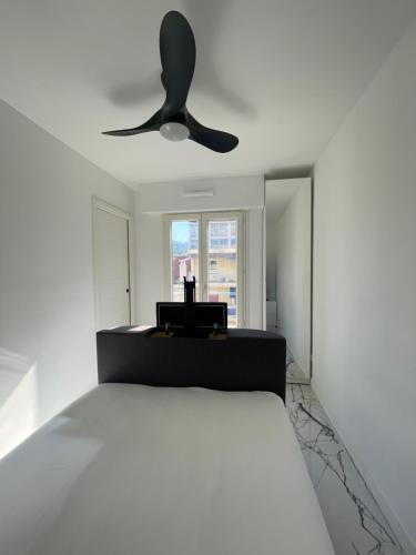 une chambre avec un lit avec un ventilateur de plafond dans l'établissement Cannes Appartement Terrasse Parking privé, à Cannes