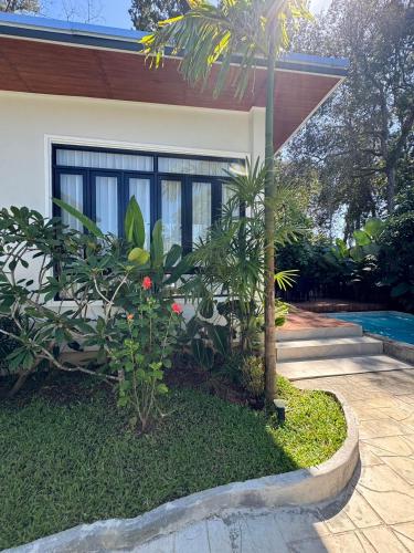 Κήπος έξω από το BeachHouse Pool Villas Krabi