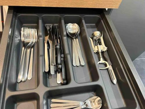 - un plateau avec des fourchettes, des cuillères et des ustensiles dans l'établissement Charmant Studio au coeur de la ville, à Champigny-sur-Marne