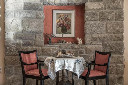 a dining room with a table and two chairs at Hotel Bemelmans-Post in Collalbo