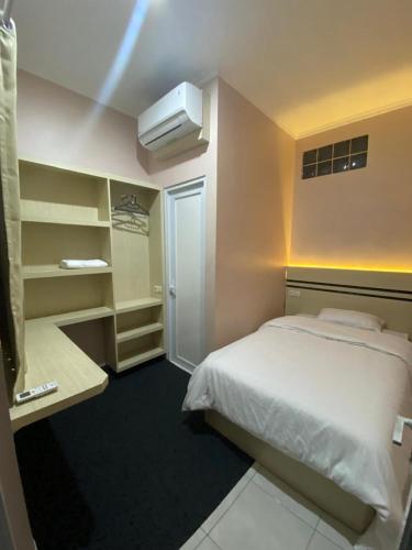 Кровать или кровати в номере Karana Guesthouse Syariah Bandung & Luang Cafe