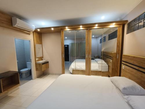 Кровать или кровати в номере Karana Guesthouse Syariah Bandung & Luang Cafe
