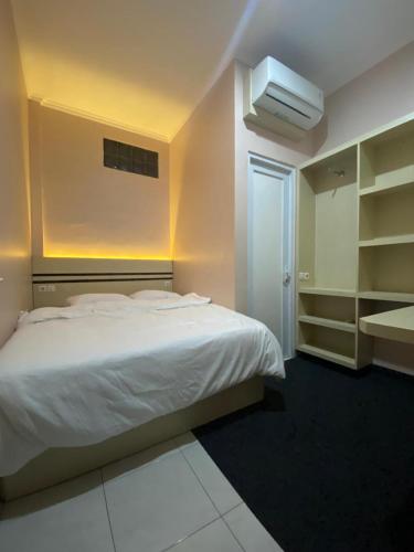 Кровать или кровати в номере Karana Guesthouse Syariah Bandung & Luang Cafe