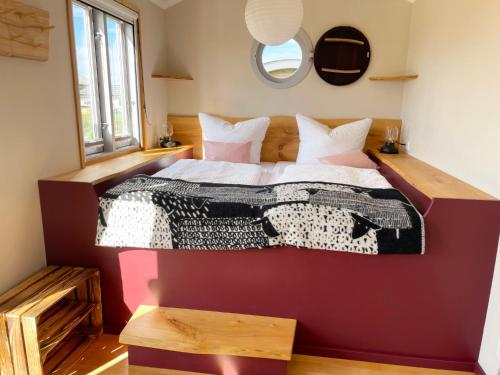 Postel nebo postele na pokoji v ubytování Schäferwagen Tiny House auf dem Friesenhof