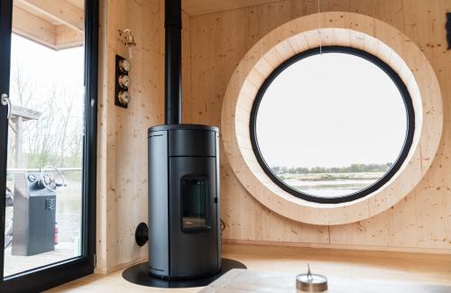 Fotografie z fotogalerie ubytování Komfort-Hausboot DIVA mit Kamin v Hamburku
