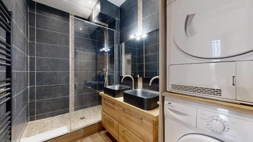 une salle de bain avec deux lavabos et un miroir dans l'établissement Bluestay 1 - Appartement au Cœur de Paris, à Paris