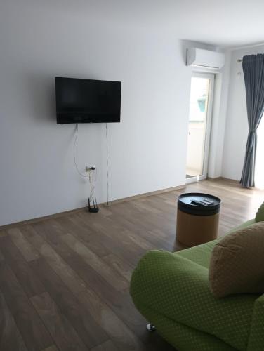 Televisyen dan/atau pusat hiburan di Charlye 2 apartament