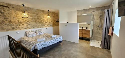 une chambre avec un lit et une douche à l'italienne dans l'établissement Mas Les Fabrys au coeur du Luberon, à Bonnieux