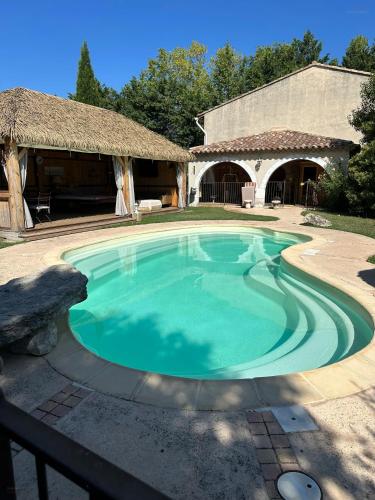 une grande piscine dans une cour dans l'établissement Appartement Mas de la Mare, à Saint-Andiol