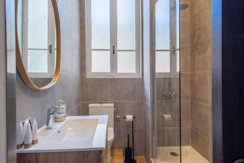 une salle de bain avec un lavabo et une douche dans l'établissement Minimalistic apartment near Vieux-Port by Weekome, à Marseille