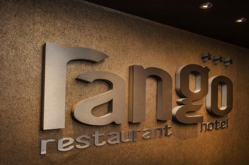プルゼニにあるホテル ランゴの新しいタターレストランホテルの看板
