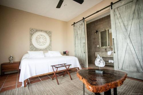 ein Schlafzimmer mit einem Bett, einem Tisch und einer Dusche in der Unterkunft Perfect Beach Location For Families And Weddings in Cancún