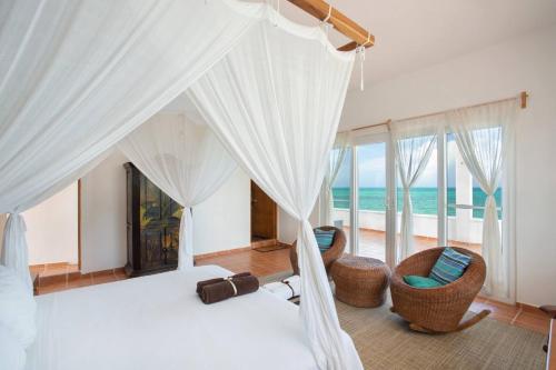 ein Schlafzimmer mit Bett und Blick auf das Meer in der Unterkunft Perfect Beach Location For Families And Weddings in Cancún