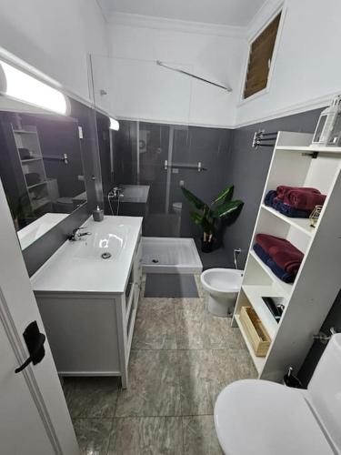 a bathroom with two sinks and a toilet and a tub at La Casa de Aba in Telde