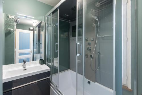 un bagno con lavandino e doccia di La Couture - Campagne Normande - Proximité Pont-Audemer a Saint-Mards-de-Blacarville