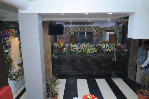 un fleuriste avec une exposition de fleurs dans l'établissement Hotel rajlaxmi executive, à Aurangabad