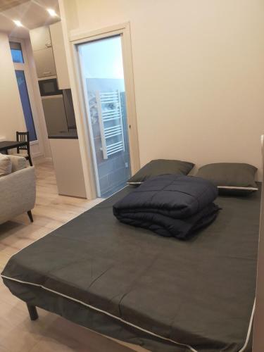 un lit avec deux oreillers dessus dans une chambre dans l'établissement #FP The Golfer's Nest - Studio - Uriage, à Vaulnaveys-le-Haut