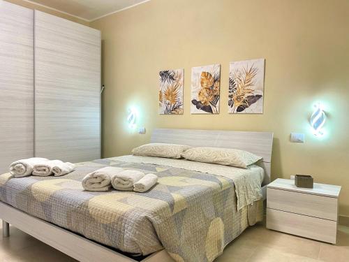 a bedroom with a bed with towels on it at Casa Nina - 10' dalla spiaggia in Gonnesa