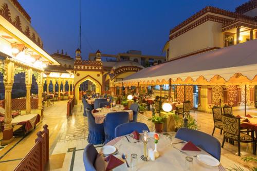 Umaid Bhawan - A Heritage Style Boutique Hotel tesisinde bir restoran veya yemek mekanı