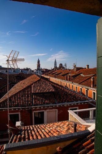 a view of roofs of buildings in a city at Ca' della Scimmia - Rialto Bridge, Venice in Venice