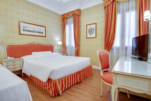 Hotel Antiche Figure Image