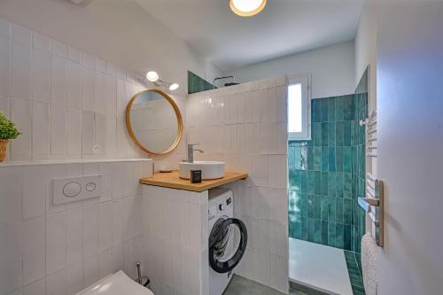 une salle de bain avec toilettes, lavabo et miroir dans l'établissement 333 - Parking - Clim - Terrasse, à Avignon