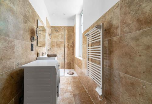 a bathroom with a sink and a shower at Résidence Jaures - Appartements design et climatisés en centre ville in Vichy