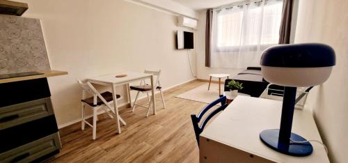 Cette chambre comprend un bureau avec une chaise et une lampe. dans l'établissement 1 Le Saint Joseph studio with AC in the city center of Antibes, à Antibes