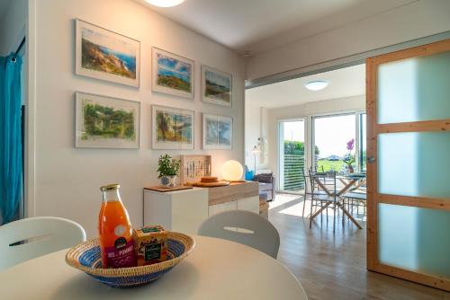 une cuisine et une salle à manger avec une table et des chaises dans l'établissement Rosa Gaelica - Appt face à la plage, à Plomodiern