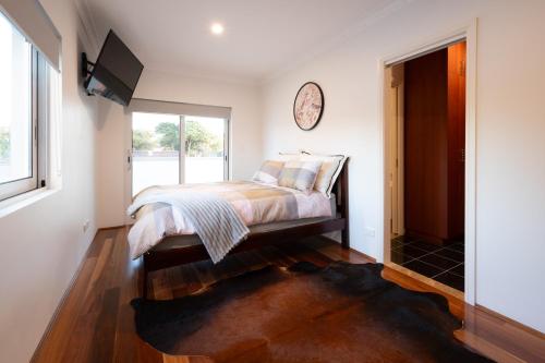 Ένα ή περισσότερα κρεβάτια σε δωμάτιο στο Spacious Luxury Home nr Sydney Airport, CBD & Beaches