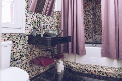 Kupaonica u objektu Chic & Luxurious 2-BR Escape Designed for Elegance