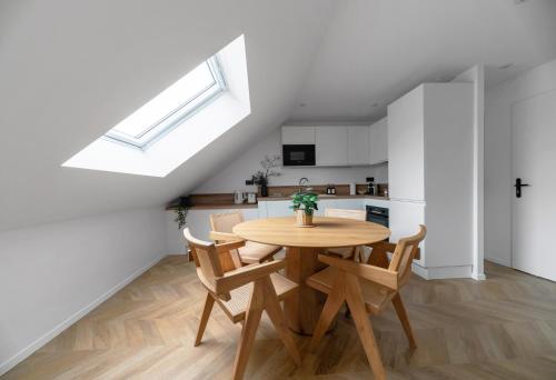 a kitchen and dining room with a table and chairs at Résidence Jaures - Appartements design et climatisés en centre ville in Vichy