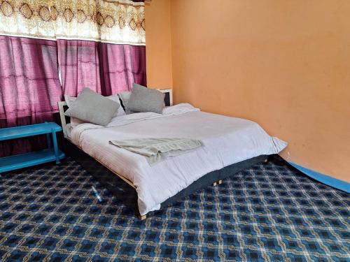 Postel nebo postele na pokoji v ubytování Amchi Guest House Lamayuru By LexStays