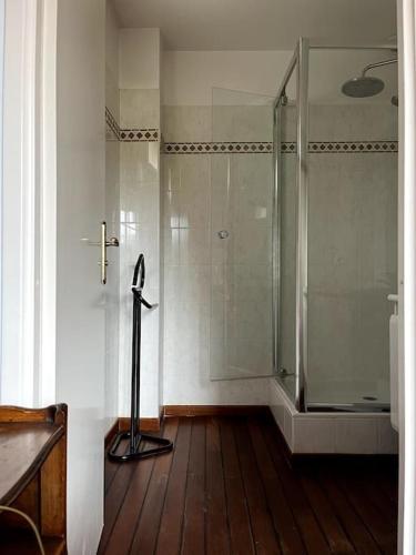 La salle de bains est pourvue d'une douche et d'une cabine de douche en verre. dans l'établissement maison spacieuse, situé au sud de Paris, à Limeil-Brévannes