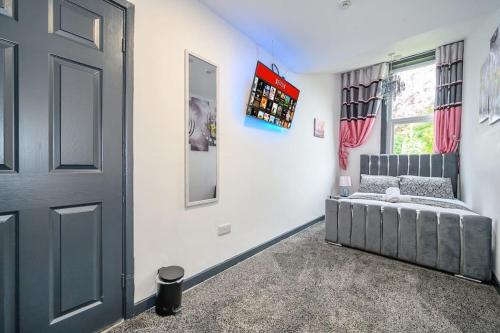 a room with a bed and a door and a window at -F5GH- For relaxed & Cosy stay, Free Parking, WiFi in Leeds