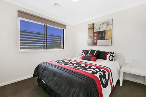 Katil atau katil-katil dalam bilik di Palm Grove Beach House Dromana