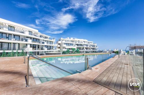 une piscine devant un bâtiment dans l'établissement ViVi Homes - Apollo Luxury, Pool, Gym & Beach, à Fuengirola