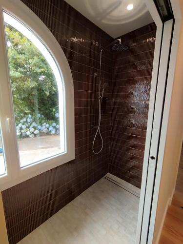 une salle de bain avec douche et fenêtre dans l'établissement Villa Denise, à Bidart