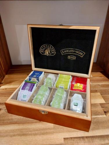 einer Holzkiste mit verschiedenen farbigen Zahnbürsten in der Unterkunft La maison du bonheur in Saint-Médard-en-Jalles