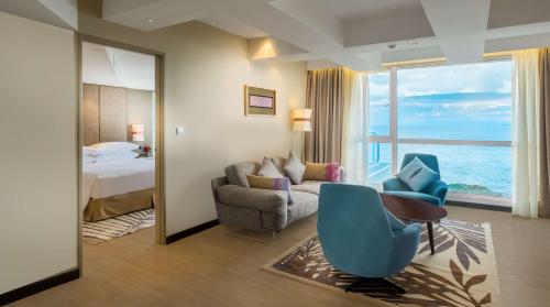 a hotel room with a view of the ocean at DoubleTree Resort by Hilton Hotel Penang in Batu Ferringhi