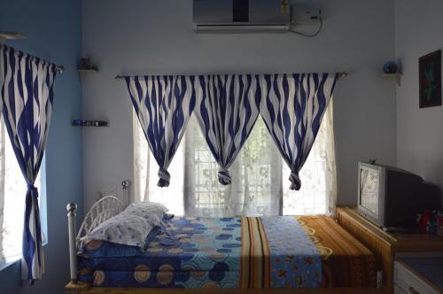 Tempat tidur dalam kamar di Aldos Ark Home Stay