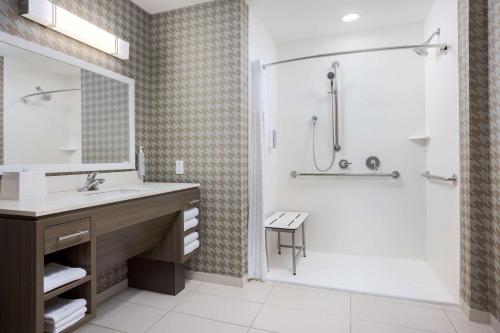 克莱蒙Home2 Suites By Hilton Clermont的带水槽和淋浴的浴室
