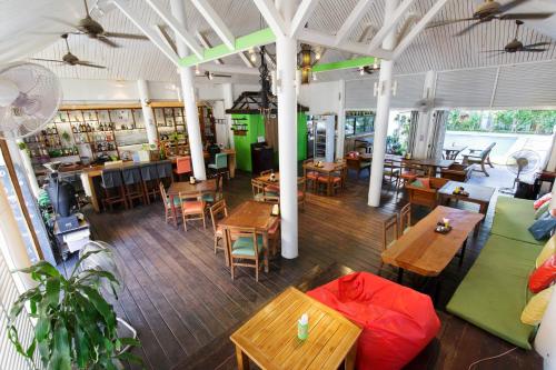 an overhead view of a restaurant with tables and chairs at Greenlight Fisherman's Village Samui Resort & Café in Bophut