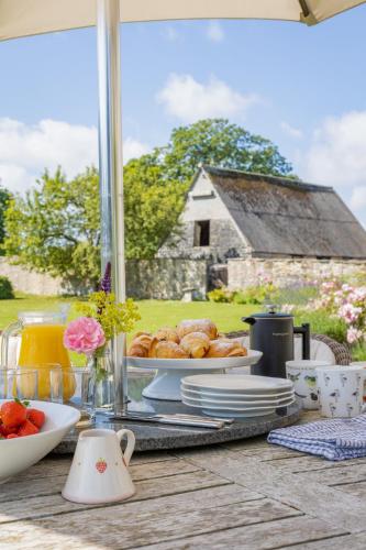 un tavolo con un piatto di cibo sopra di Overtown Manor Bed and Breakfast a Swindon