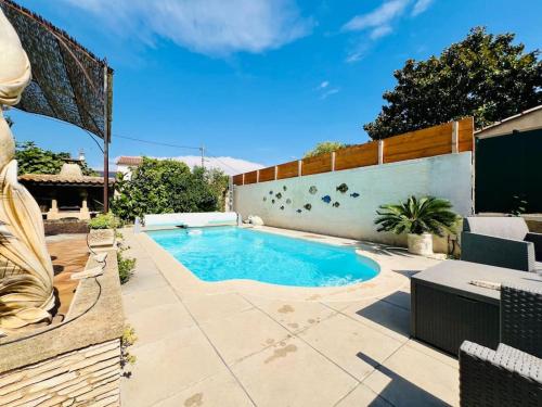 - une piscine dans une arrière-cour avec une clôture dans l'établissement Studio Soleil - Piscine, Parking, Jardin, Calme, Wifi, 2 personnes, à Istres